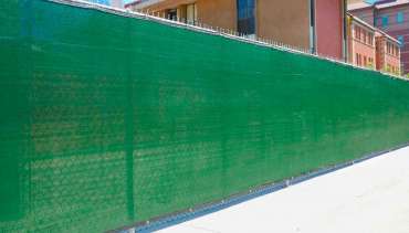 Зеленая фасадная сетка: преимущества и применение на строительной площадке