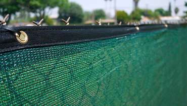 Как выбрать и установить фасадную сетку на забор