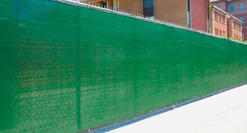 Зеленая фасадная сетка: преимущества и применение на строительной площадке